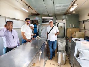 Dhanbad Railway Rail Jan Samvad: धनबाद जंक्शन पर DRM अखिलेश मिश्र का निरीक्षण, स्वच्छता और यात्री सुविधाओं का लिया जायजा 3 Dhanbad Railway Rail Jan Samvad: धनबाद जंक्शन पर DRM अखिलेश मिश्र का निरीक्षण, स्वच्छता और यात्री सुविधाओं का लिया जायजा