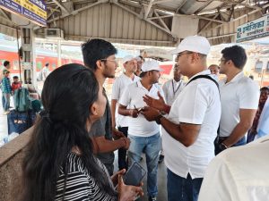 Dhanbad Railway Rail Jan Samvad: धनबाद जंक्शन पर DRM अखिलेश मिश्र का निरीक्षण, स्वच्छता और यात्री सुविधाओं का लिया जायजा 1 Dhanbad Railway Rail Jan Samvad: धनबाद जंक्शन पर DRM अखिलेश मिश्र का निरीक्षण, स्वच्छता और यात्री सुविधाओं का लिया जायजा