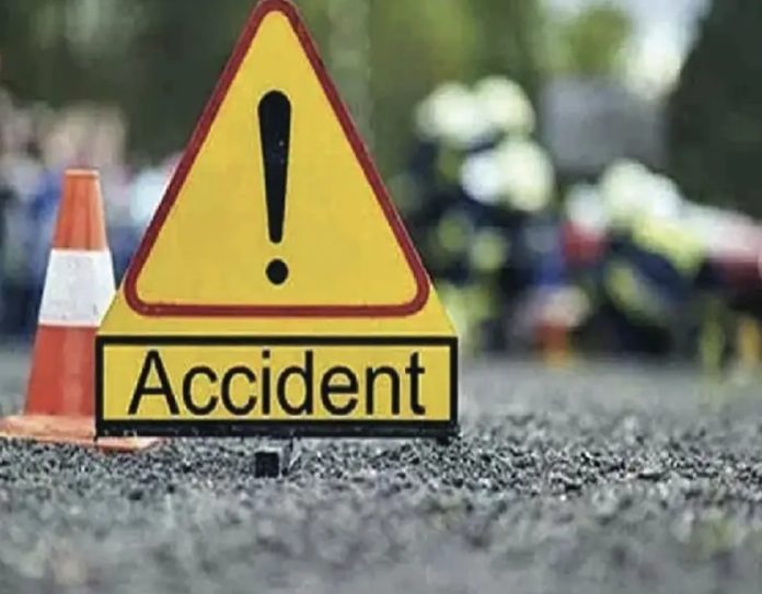 Dhanbad East Tundi Bike Tractor Accident: धनबाद के पूर्वी टुंडी में बाइक-ट्रैक्टर की टक्कर, घायल युवक को नहीं मिली 108 एम्बुलेंस