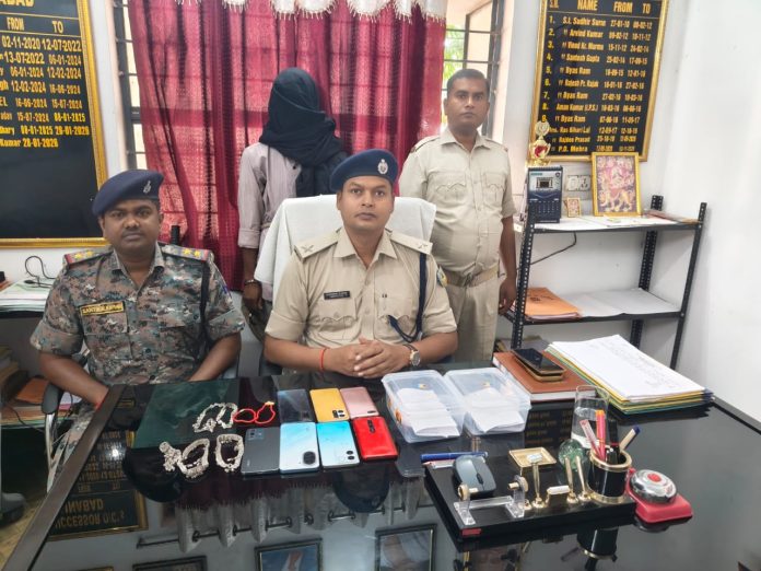 Palamu Hussainabad Theft Case: पलामू: हुसैनाबाद पुलिस को बड़ी सफलता, चोरी के 8 मोबाइल और जेवरात के साथ दो पकड़े गए