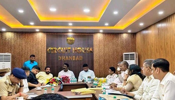 Dhanbad Public Accounts Committee Meeting: धनबाद में लोक लेखा समिति की समीक्षा बैठक, लंबित मामलों के शीघ्र निष्पादन का निर्देश