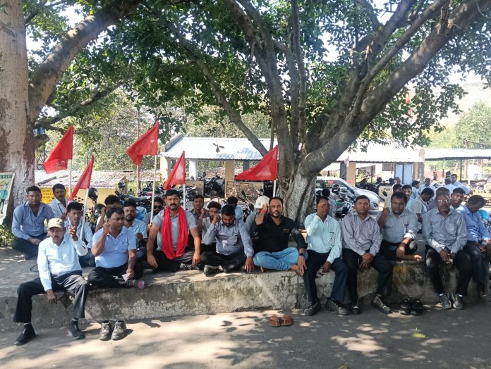 Nirsa BCKU Protest: निरसा की बैजना 31 नंबर कॉलियरी में BCKU का धरना, प्रबंधन पर मनमानी के आरोप