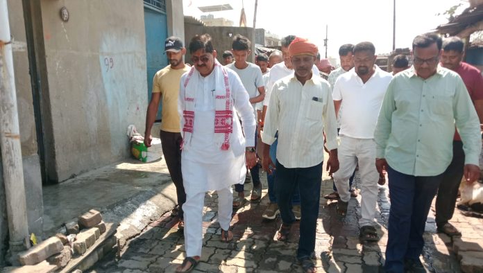 Dhanbad MLA Raj Sinha Baramuri Khatal: बारामुड़ी खटालवासियों से मिले विधायक राज सिन्हा, समस्याओं के समाधान का दिया भरोसा