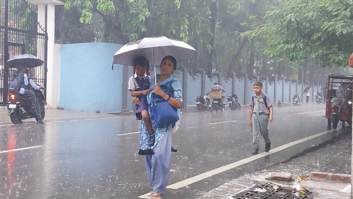 Ranchi School Closed October 28 29: रांची में भारी बारिश का अलर्ट, दो दिन स्कूलों में नहीं होगी पढ़ाई; शिक्षकों के लिए निर्देश जारी