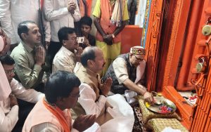 Raghubar Das Garhwa Visit: गढ़वा पहुंचे रघुवर दास, बंशीधर धाम में की पूजा-अर्चना; भाजपा कार्यक्रम में होंगे शामिल