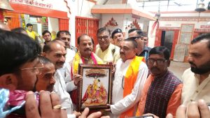 Raghubar Das Garhwa Visit: गढ़वा पहुंचे रघुवर दास, बंशीधर धाम में की पूजा-अर्चना; भाजपा कार्यक्रम में होंगे शामिल