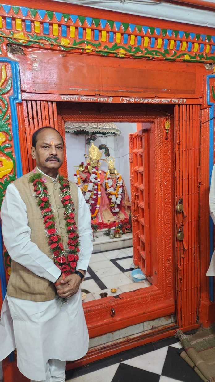 Raghubar Das Garhwa Visit: गढ़वा पहुंचे रघुवर दास, बंशीधर धाम में की पूजा-अर्चना; भाजपा कार्यक्रम में होंगे शामिल