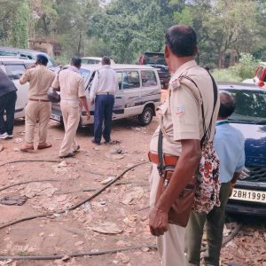 Dhanbad Sadar Hospital Illegal Parking: धनबाद सदर अस्पताल के बाहर अवैध पार्किंग पर कार्रवाई, क्रेन से जब्त किए गए 10 वाहन 1 Dhanbad Sadar Hospital Illegal Parking: धनबाद सदर अस्पताल के बाहर अवैध पार्किंग पर कार्रवाई, क्रेन से जब्त किए गए 10 वाहन