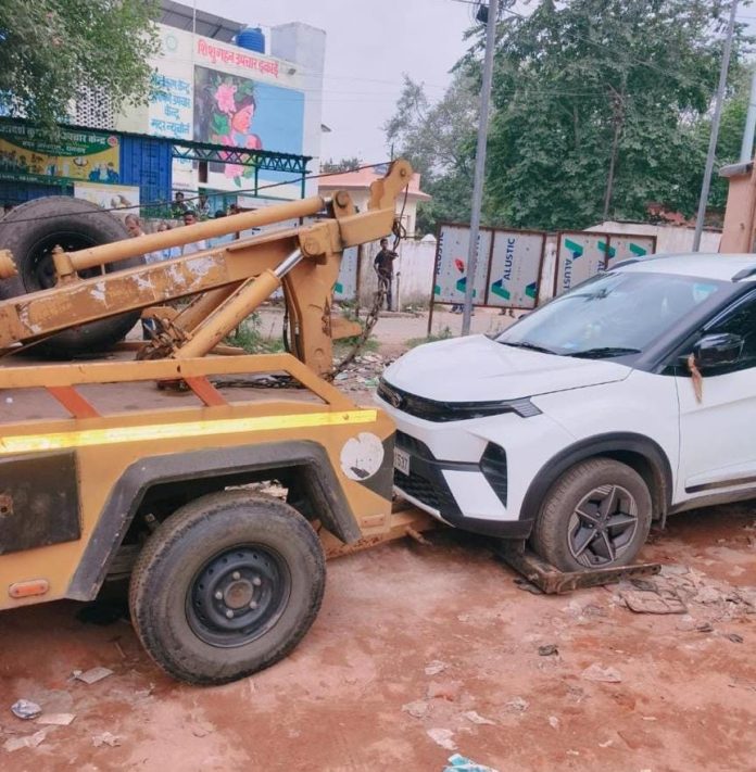 Dhanbad Sadar Hospital Illegal Parking: धनबाद सदर अस्पताल के बाहर अवैध पार्किंग पर कार्रवाई, क्रेन से जब्त किए गए 10 वाहन