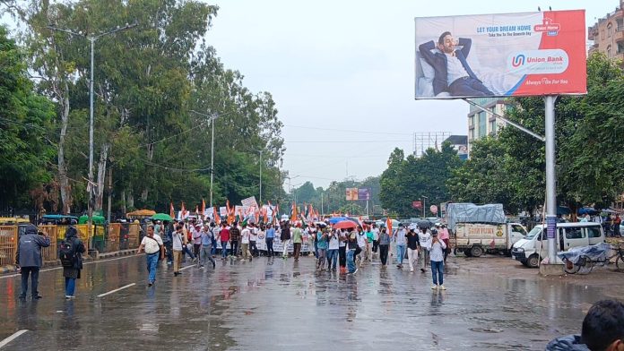 Patna Student Protest: पटना में दरोगा अभ्यर्थियों का हंगामा, बैरिकेडिंग तोड़कर डाकबंगला की ओर बढ़े छात्र