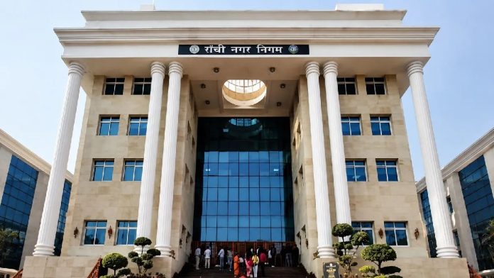 Ranchi Air Pollution Control: रांची में वायु प्रदूषण पर नगर निगम सख्त, निर्माणाधीन भवनों को ग्रीन शीट से ढकना अनिवार्य
