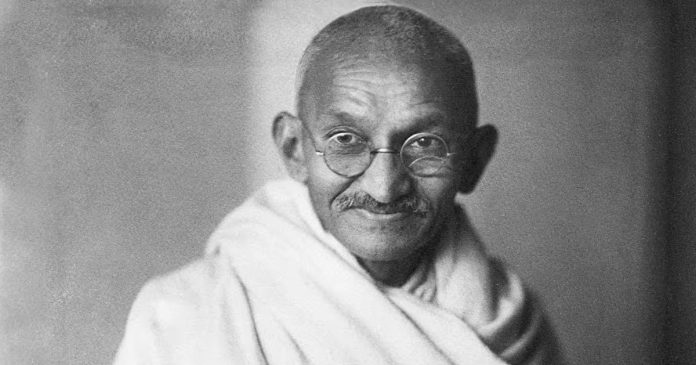 Mahatma Gandhi: गांधी जी की जिंदगी से जुड़े 15 कम चर्चित तथ्य, जानिए आत्मकथा से लेकर दांडी मार्च तक की कहानी