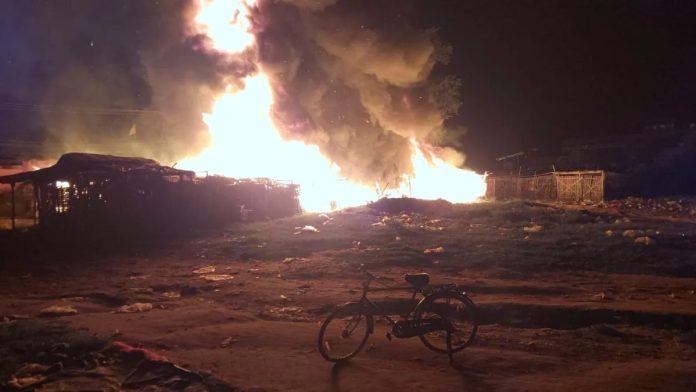 Dhanbad Sabzi Mandi Fire: धनबाद की सब्जी मंडी में आधी रात लगी आग, 12 दुकानें राख; 7 लाख से ज्यादा के नुकसान का दावा