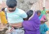 Giridih Gawan News: गिरिडीह में शादीशुदा महिला से मिलने पहुंचा युवक पकड़ा गया, ग्रामीणों ने पेड़ से बांधकर की पूछताछ Giridih Gawan News: गिरिडीह में शादीशुदा महिला से मिलने पहुंचा युवक पकड़ा गया, ग्रामीणों ने पेड़ से बांधकर की पूछताछ