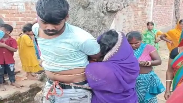 Giridih Gawan News: गिरिडीह में शादीशुदा महिला से मिलने पहुंचा युवक पकड़ा गया, ग्रामीणों ने पेड़ से बांधकर की पूछताछ
