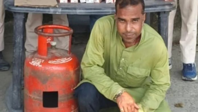 Gopalganj Liquor Smuggling: शराब तस्करों का नया जुगाड़! गैस सिलेंडर के अंदर छिपाई 127 बोतलें, बाइक समेत तस्कर गिरफ्तार
