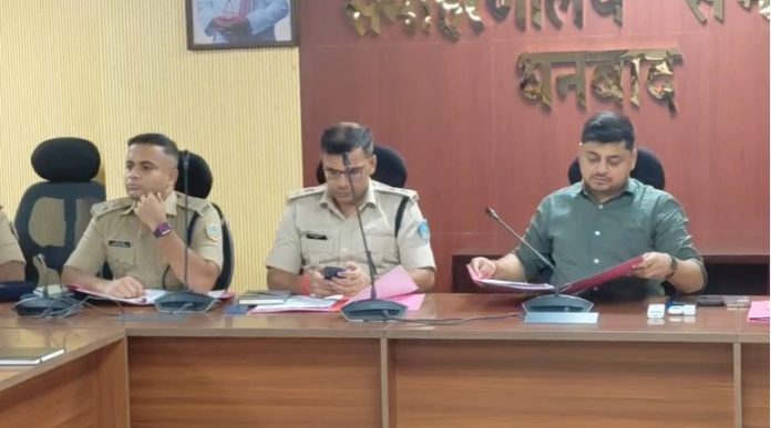 Dhanbad Durga Puja: धनबाद में 7 दिन में भरेंगे सड़कों के गड्ढे, पूजा समितियों को मिलेगा नकद पुरस्कार; जानें पूरी तैयारी