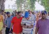 Chhapra Gandak Dam Repair: गंडक बांध की मरम्मत पर बवाल! बालू के पैकेट लेकर पहुंचे अधिकारियों को ग्रामीणों ने लौटाया Chhapra Gandak Dam Repair: गंडक बांध की मरम्मत पर बवाल! बालू के पैकेट लेकर पहुंचे अधिकारियों को ग्रामीणों ने लौटाया