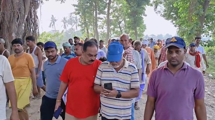 Chhapra Gandak Dam Repair: गंडक बांध की मरम्मत पर बवाल! बालू के पैकेट लेकर पहुंचे अधिकारियों को ग्रामीणों ने लौटाया