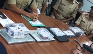 Dhanbad Cyber Crime: साइबर शील्ड अभियान में 5 आरोपी गिरफ्तार, 20 मोबाइल और 23 बैंक पासबुक बरामद 2 Dhanbad Cyber Shield Operation 1