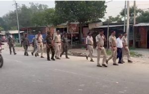 Jamua Police Flag March: नवरात्रि में शांति बनाए रखने के लिए सड़कों पर उतरी पुलिस, जनप्रतिनिधियों ने भी लिया हिस्सा 1 Jamua Police Flag March 1