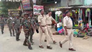 Jamua Police Flag March: नवरात्रि में शांति बनाए रखने के लिए सड़कों पर उतरी पुलिस, जनप्रतिनिधियों ने भी लिया हिस्सा 2 Jamua Police Flag March