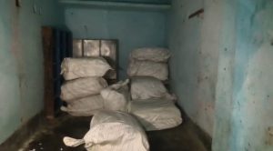 Hajipur Liquor Seizure: MLC चुनाव से पहले हाजीपुर में बड़ी कार्रवाई, कंबल की आड़ में छिपाई गई 21 लाख की विदेशी शराब बरामद 1 Hajipur Liquor Seizure: MLC चुनाव से पहले हाजीपुर में बड़ी कार्रवाई, कंबल की आड़ में छिपाई गई 21 लाख की विदेशी शराब बरामद