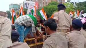 Patna Student Protest: पटना में दरोगा अभ्यर्थियों का हंगामा, बैरिकेडिंग तोड़कर डाकबंगला की ओर बढ़े छात्र