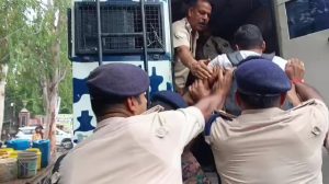 Patna Student Protest: पटना में दरोगा अभ्यर्थियों का हंगामा, बैरिकेडिंग तोड़कर डाकबंगला की ओर बढ़े छात्र