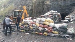 Nirsa Illegal Mining: निरसा में अवैध कोयला कारोबार के खिलाफ विधायक अरूप चटर्जी सख्त, ECL-CISF ने की कार्रवाई