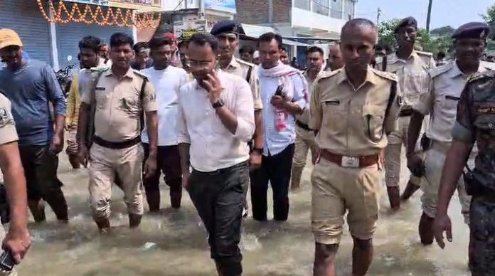 Saran Flood: गंडक के उफान से सारण बेहाल, हजारों परिवार प्रभावित; राहत के लिए प्रशासन ने बढ़ाई सक्रियता