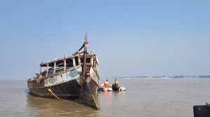 Bhagalpur Ganga Boat Rescue: केला बेचने भागलपुर आ रहे थे किसान, बीच गंगा में फंसी नाव; SDRF ने संभाला मोर्चा