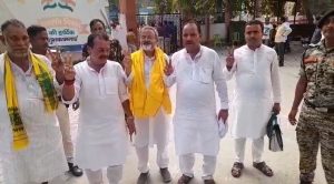 Prashant Kishor Teacher Election: छपरा में शिक्षक उपचुनाव के नामांकन में पहुंचे प्रशांत किशोर, अफाक अहमद ने सातवें वेतनमान का किया वादा 2 Prashant Kishor Teacher Election: छपरा में शिक्षक उपचुनाव के नामांकन में पहुंचे प्रशांत किशोर, अफाक अहमद ने सातवें वेतनमान का किया वादा