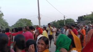 Maker Police Station SHO Sangram Singh Suspended: मकेर में राहत बांटते वक्त थाना प्रभारी ने क्यों लहराई रिवाल्वर? वीडियो वायरल होते ही बड़ा एक्शन