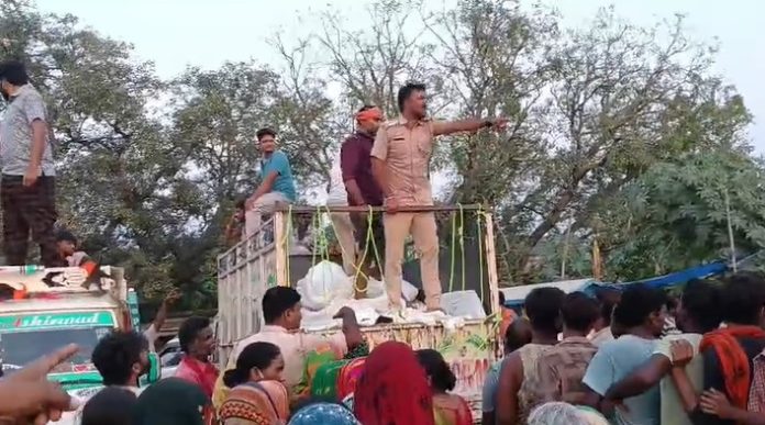 Maker Police Station SHO Sangram Singh Suspended: मकेर में राहत बांटते वक्त थाना प्रभारी ने क्यों लहराई रिवाल्वर? वीडियो वायरल होते ही बड़ा एक्शन