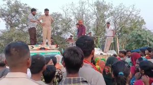 Maker Police Station SHO Sangram Singh Suspended: मकेर में राहत बांटते वक्त थाना प्रभारी ने क्यों लहराई रिवाल्वर? वीडियो वायरल होते ही बड़ा एक्शन