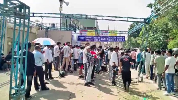 Ranchi T20 Ticket: रांची में क्रिकेट फैंस का जुनून! रात से स्टेडियम के बाहर डटे, एक शख्स को मिलेंगे सिर्फ 2 टिकट