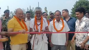 निरसा में विधायक अरूप चटर्जी ने किया स्नान घाट का उद्घाटन, क्षेत्रवासियों को मिलेगी नई सुविधा 1 निरसा में विधायक अरूप चटर्जी ने किया स्नान घाट का उद्घाटन 1