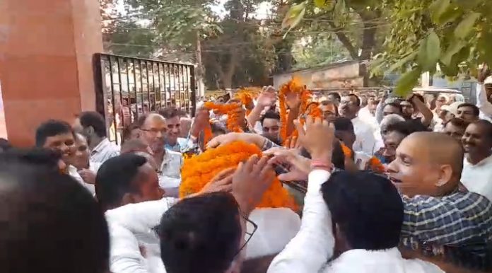 Saran Teacher Election: सारण शिक्षक सीट पर बढ़ी चुनावी हलचल, NDA-RJD प्रत्याशियों के साथ निर्दलीयों ने भी भरा पर्चा