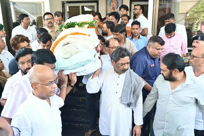 रूपी सोरेन पंचतत्व में विलीन, बेटे हेमंत सोरेन ने नम आंखों से दी मां को मुखाग्नि