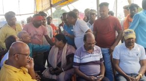 Nirsa MPL Gate Jam: MPL के बाहर दूसरे दिन भी डटे आंदोलनकारी, क्या वार्ता से खत्म होगा गेट जाम?