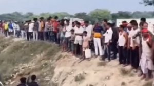 Garkha NH 722 Bolero Accident: गरखा के फुरसतपुर चौक पर बड़ा हादसा, बाइकों को रौंदकर पलटी बोलेरो; चालक फरार